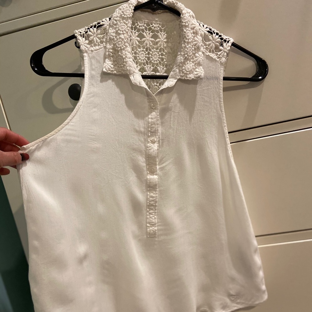 Sleeveless Blouse (slight high-low)